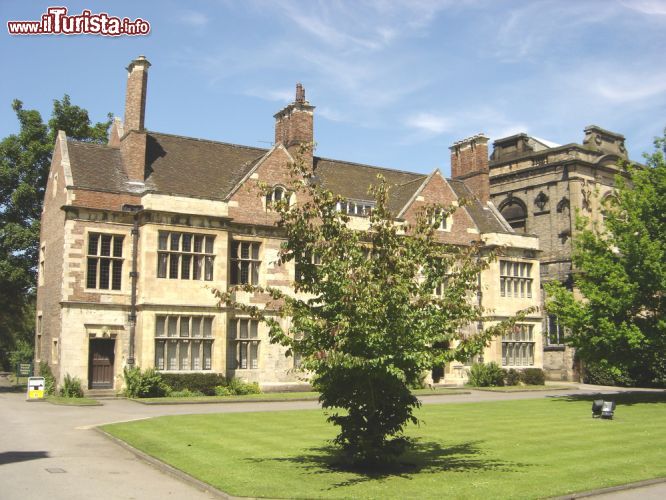 Immagine Il King's Manor di York fu costruito per ospitare i monaci della St. Mary Abbey nel XV secolo. Dopo essere stato anche la residenza del governatore di York nel XVII secolo, oggi è di proprietà dell'Università di York - foto © David Carruthers /Shutterstock