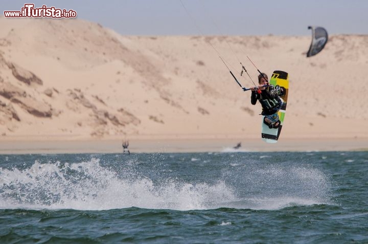 Immagine Kite a Dakhla: non solo semplici appassionati, ma anche professionisti provenienti da ogni angolo del mondo scelgono Dakhla per le loro evoluzioni con il kitesurf. 