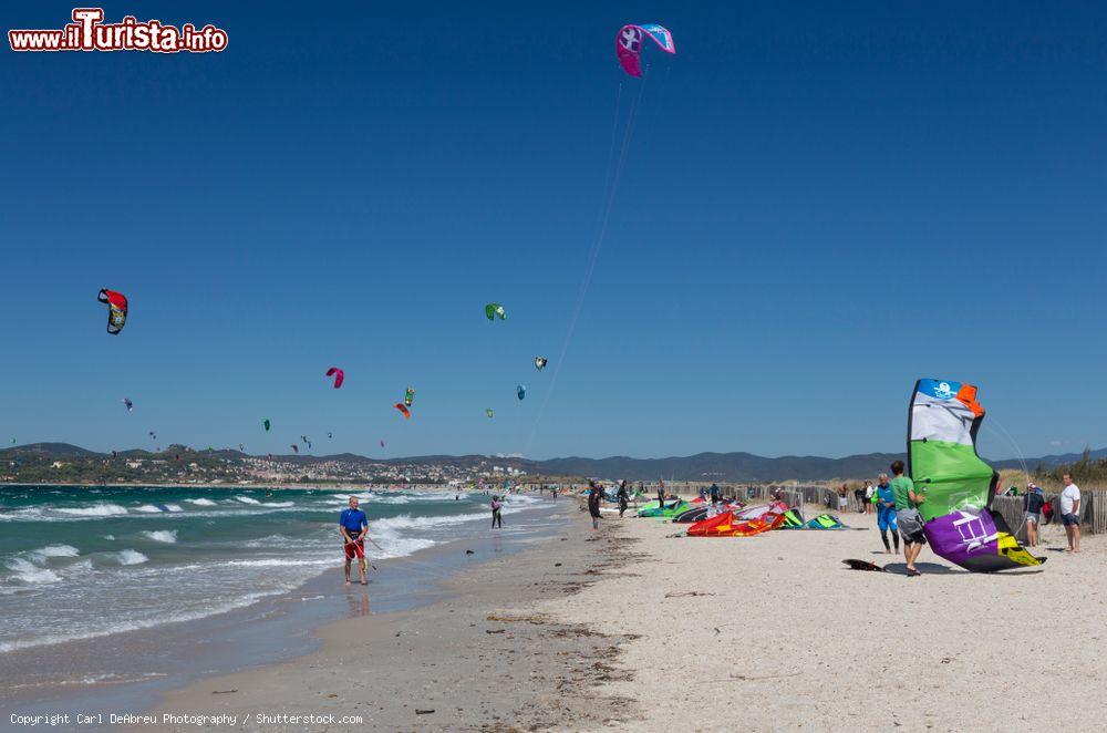 Immagine Kite surfers sulla spiaggia dell'Almanarre a Hyères, Francia. Con i suoi quasi 4 km di sabbia soffice, questa spiaggia è la più lunga della cittadina affacciata sul Mediterraneo - © Carl DeAbreu Photography / Shutterstock.com