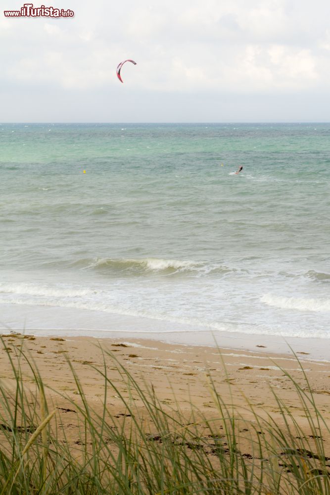 Immagine Kite surfing sulla spiaggia di Jullouville in Bassa Normandia, nord della Francia