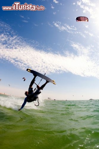 Immagine Kitesurf nella laguna: Dakhla è diventata una tappa ormai fissa del campionato del mondoi di kitesurf, il Prokitetour.