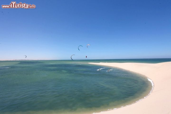 Immagine Kitesurf presso la Duna Bianca, Dakhla: con l'alta marea diventa un luogo sensazionale per il kite. Non esiste uno scenario naturale simile in nessun altro luogo.