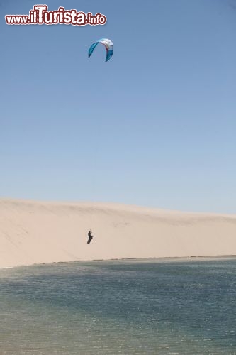 Immagine Kitesurf presso la Dune Blanche: è senza dubbio uno degli spot più belli del pianeta dove praticare kitesurf. Gli appassionati giungono qui da tutto il mondo.