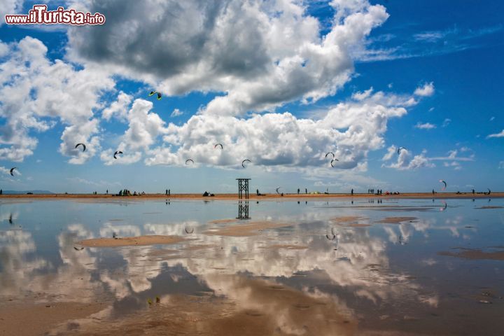 Immagine Divertirsi con il kitesurf a Tarifa, Spagna. Si pratica con una tavola ai piedi e si "plana" sull'acqua - © Kushch Dmitry / Shutterstock.com