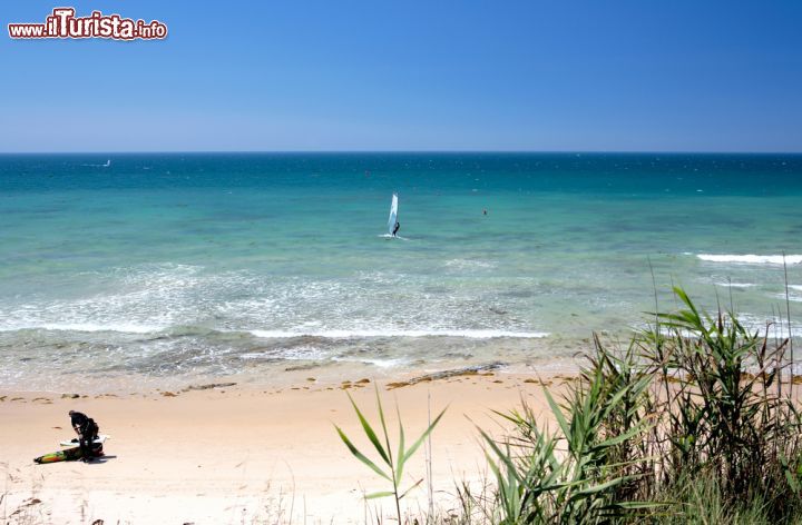 Immagine Kitesurfers sulla spiaggia di Marbella, Spagna - © Nick Stubbs / Shutterstock.com