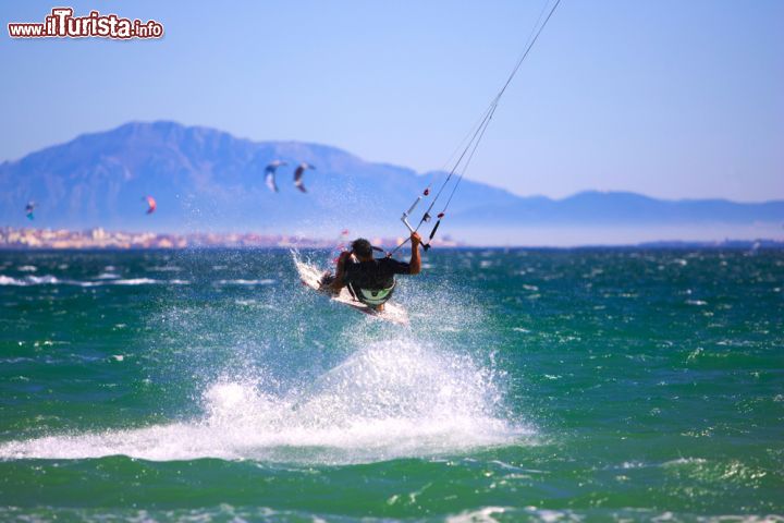 Immagine Kitesurf sulla spiaggia di Tarifa, Spagna. Grazie al levante, vento che soffia da est verso ovest, Tarifa è una delle mete predilette da chi pratica surf e kitesurf - © moreimages / Shutterstock.com