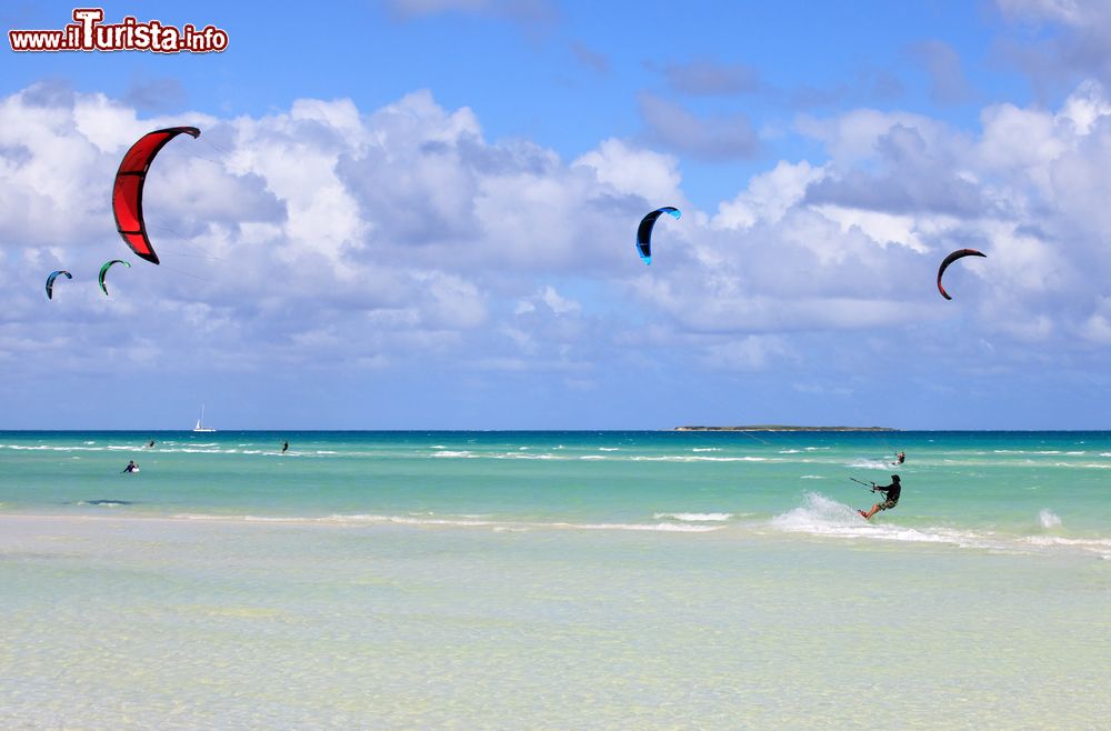 Immagine Kitesurf sulla spiaggia a Cayo Guillermo a Cuba, Oceano Atlantico. Grazie agli alisei, i venti costanti da nord-est l'isola è perfetta pre particare questo sport ed attivitù come il windsurf