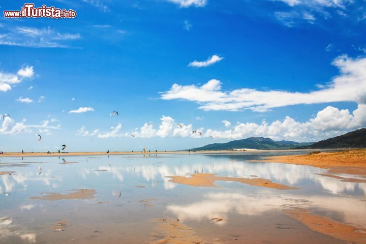 Immagine Kitesurfer in spiaggia a Tarifa, Spagna. Variante del più tradizionale surf, questa disciplina sportiva consiste nel farsi trainare da un aquilone - © Kushch Dmitry / Shutterstock.com