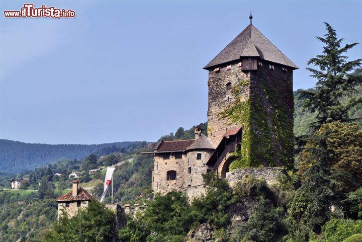 Immagine Klausen (Chiusa): il castello di Branzoll  domina la valle dell'Isarco in Alto Adige - © fritz16/ Shutterstock.com