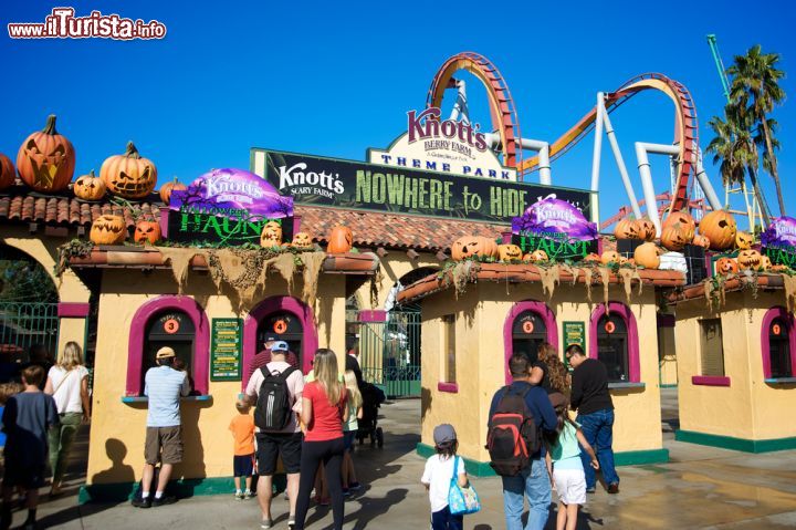 Immagine Knott's Berry Farm durante il periodo di Halloween, uno dei tanti parchi a tema di Anaheim in California - © LunaseeStudios / Shutterstock.com