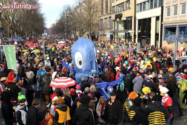 Immagine Koenigsallee la via di Dusseldorf ospita la sfilata del Carnevale cittadino, uno dei più famosi in Germania - © Thomas Quack / Shutterstock.com