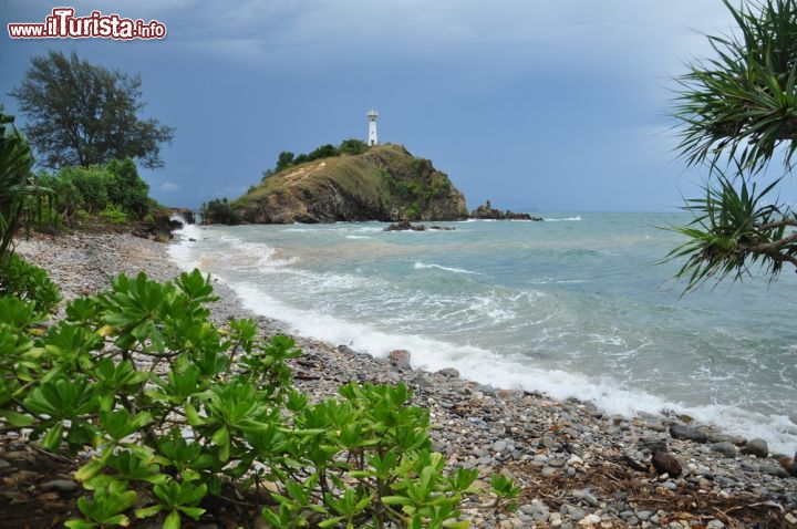 Immagine Koh Lanta,Thailandia, in una giornata di pioggia -  Anche con condizioni metereologiche sfavorevoli, i paesaggi naturali e i tratti di spiaggia di questo arcipelago sono fra i più affascinanti offerti dalla Thailandia - © Somporn Wongvichienkul / Shutterstock.com