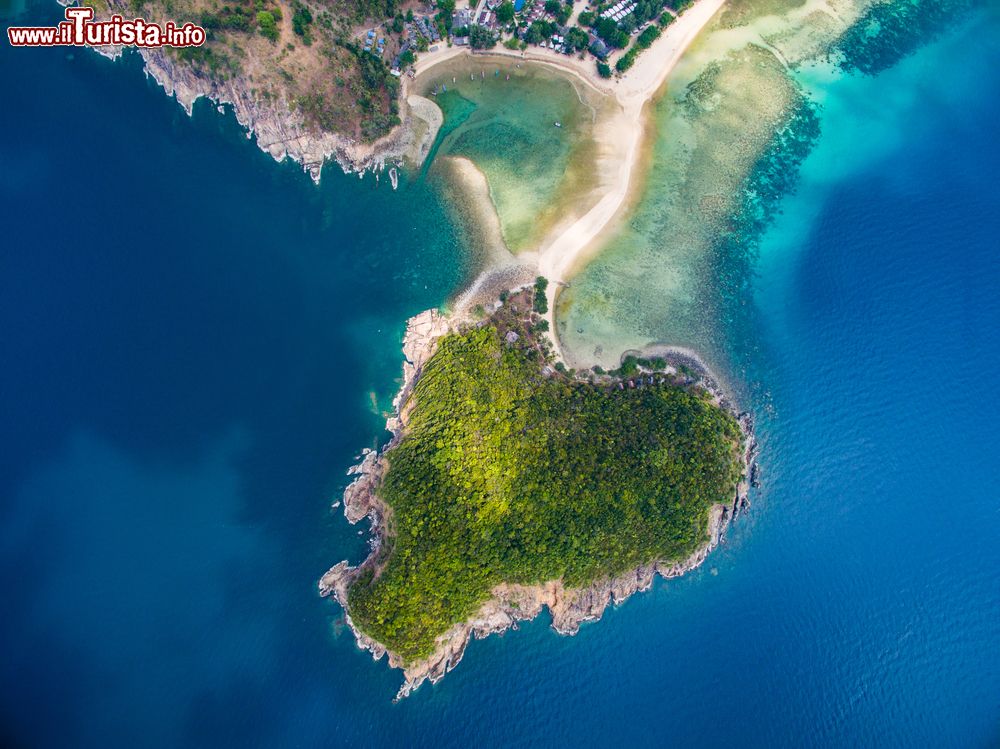 Immagine Koh Mae dall'alto, isola di Pha Ngan, Thailandia. L'oceano che lambisce questo lembo di terra è ricco di sfumature e ospita una stupenda barriera corallina.