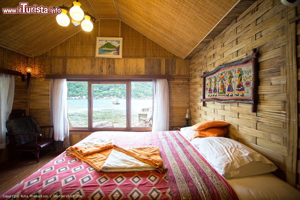 Immagine Il Koh Nang Yuan Resort offre comode stanze in stile rurale a ridosso della spiaggia. - © Ruta Production / Shutterstock.com