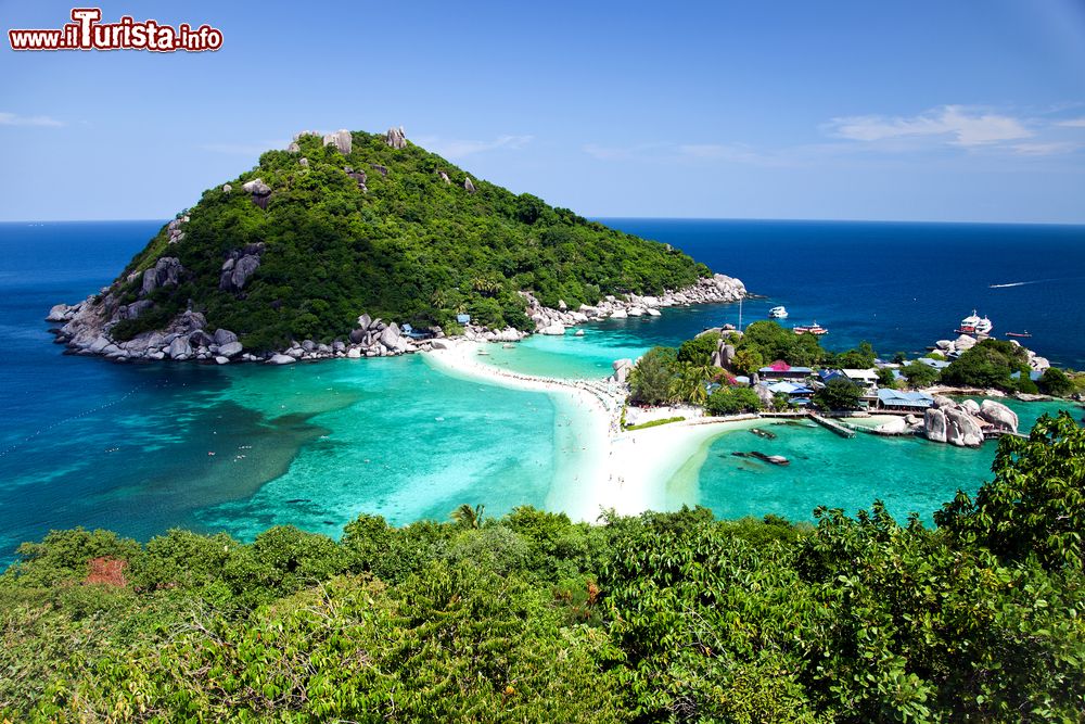 Immagine Un panorama dall'alto di Koh Nang Yuang, formata da tre isolette unite da un cordone di sabbia bianchissima. Siamo nei pressi di Koh Tao, Thailandia, al largo della costa occidentale del Golfo del Siam.