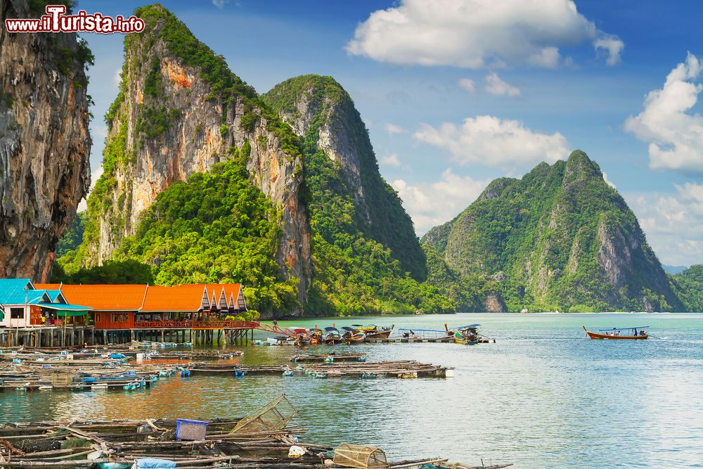 Immagine Koh Panyee, un insediamento costruito sulle palafitte a Phang Nga Bay, Thailandia. E' un pittoresco villaggio costruito dai pescatori indonesiani.