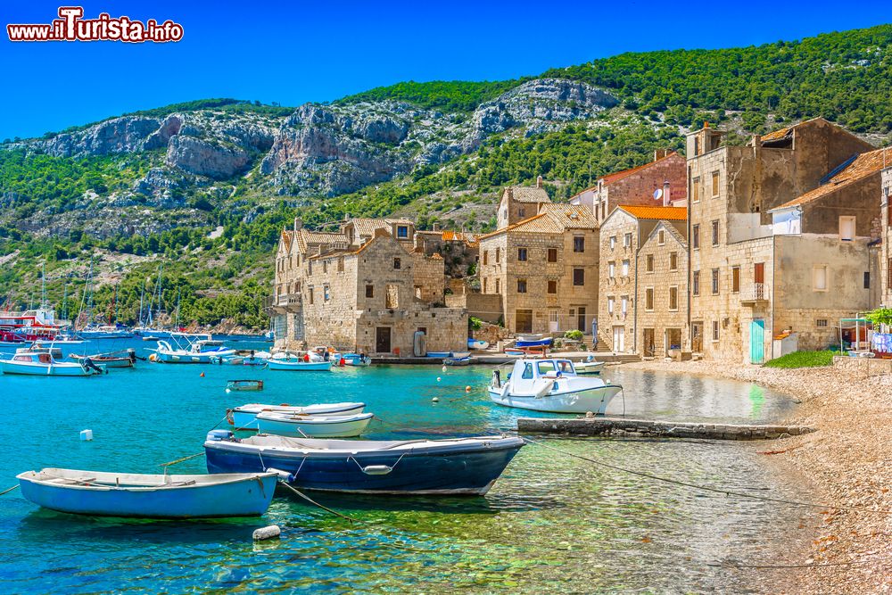 Immagine Komiza, il villaggio di Vis, l'isola di Lissa in Dalmazia (Croazia).