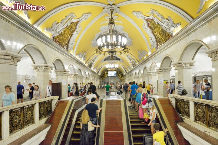 Immagine Stazione metro Komsomolskaya di Mosca, Russia - Inaugurata nel 1935, la metropolitana di Mosca con le sue 12 linee e una lunghezza di 308 chilometri, è la terza più trafficata al mondo con circa 7 milioni di passeggeri. Fra le stazioni più belle c'è quella di Komsomolskaya che si presenta con affreschi, decorazioni, lampadari di vetro e sculture di ogni genere. Fu aperta al pubblico il 30 Gennaio 1952 © Popova Valeriya / Shutterstock.com