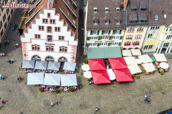 Immagine Vista dall'alto della vecchia piazza del mercato di Friburgo in Brisgovia, La facciata della vecchia Kornhaus visibile nella foto risale al 1498 - foto © meinzahn / Shutterstock.com