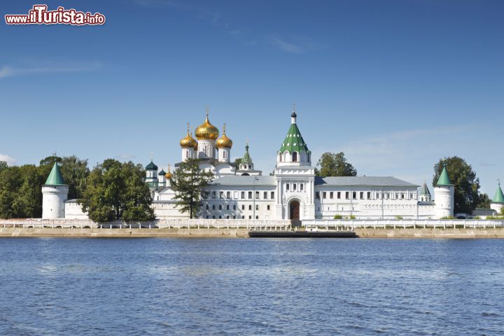 Immagine Il monastero Ipatiev sembra un'immagine da cartolina in questa bella veduta che si affaccia sulla riva della Kostroma, sul lato opposto dell'omonima città - © volkova natalia / Shutterstock.com