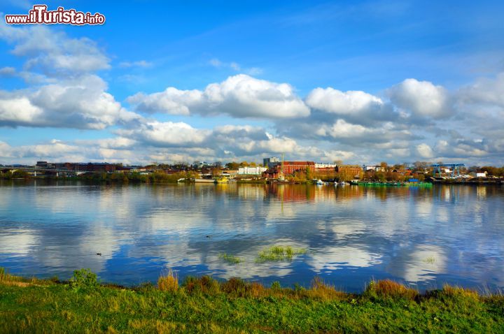 Immagine Il centro abitato di Kostroma è concentrato soprattutto sulla riva sinistra dell'omonimo fiume anche se un tempo la città si sviluppava sul lato destro: nel 1238 dopo che i Tatari la distrussero, gli abitanti la ricostruirono proprio sulla sponda sinistra ritenendola più sicura dal punto di visto strategico. Parte del famoso "Anello d'Oro", il circuito che riunisce alcune località che circondano la capitale Mosca, Kostroma si distingue per la posizione geografica eccellente: grazie al fiume Volga e alla Kostroma, rappresenta infatti un importante punto di riferimento panoramico e turistico  - © elen_studio / Shutterstock.com