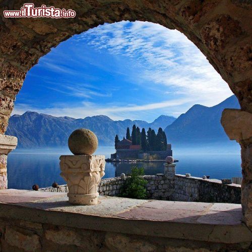 Immagine Uno scorcio panoramico su Kotor, Montenegro. La città, adagiata in fondo alle Bocche di Cattaro, offre una costa vertiginosa e montagne che si innalzano a strapiombo. I paesaggi sembrano quelli della Norvegia