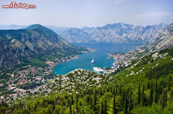 Immagine Kotor vista dalle montagne, Montenegro. Dall'alto dei monti che circondano questo territorio del Montenegro, la città di Cattaro, con le omonime Bocche, appare in tuttto il suo splendore - © CCat82 / Shutterstock.com