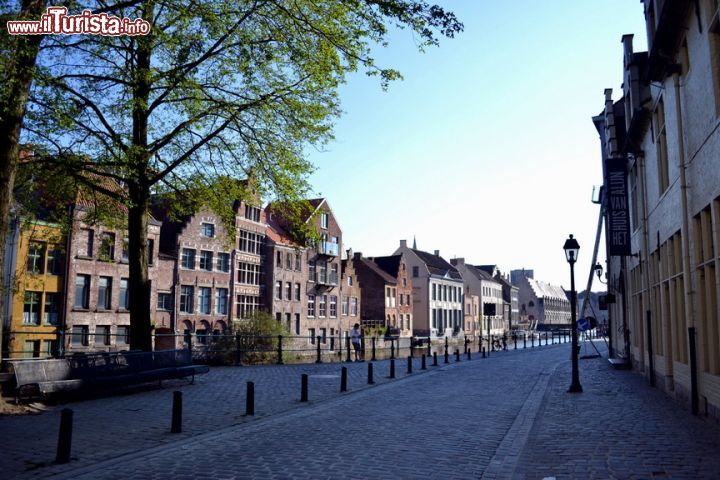 Immagine Kraanlei, Gent: questa strada costeggia il fiume Leie ed è un ottimo luogo per una passeggiata e per ammirare le tipiche case che si affacciano sull'acqua.