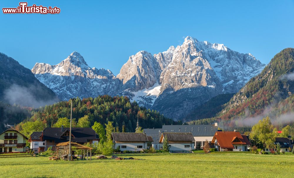 Immagine Kranjska Gora all'alba, Slovenia. E' una vivace destinazione invernale per il turismo sportivo ma anche una località ricca di iniziative e attività in estate e primavera.