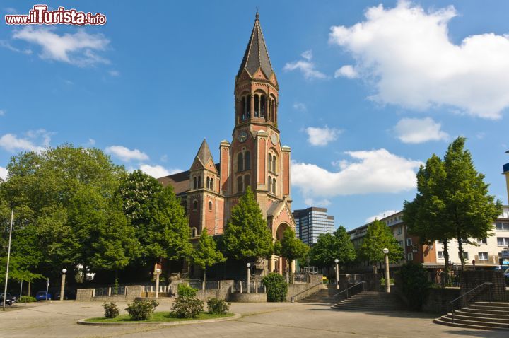 Immagine Kreuzeskirche a Essen, Germania - Uno degli edifici religiosi più visitati della città tedesca che sorge nella regione del Nord Reno-Westfalia © DBtale / Shutterstock.com