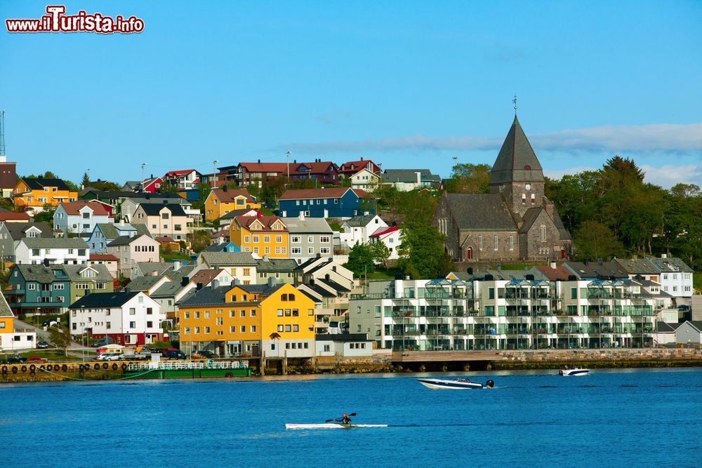 Immagine Kristiansand, Norvegia: panorama sul fiordo in una giornata di sole. La cittadina fu fondata da Cristiano IV°, re di Danimarca e Norvegia nel luglio 1641 con il nome di Christianssand (spiaggia di Christian).