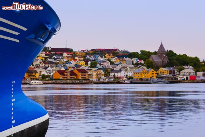 Immagine Kristiansund, Norvegia, la graziosa cittadina con porto tra i fiordi.