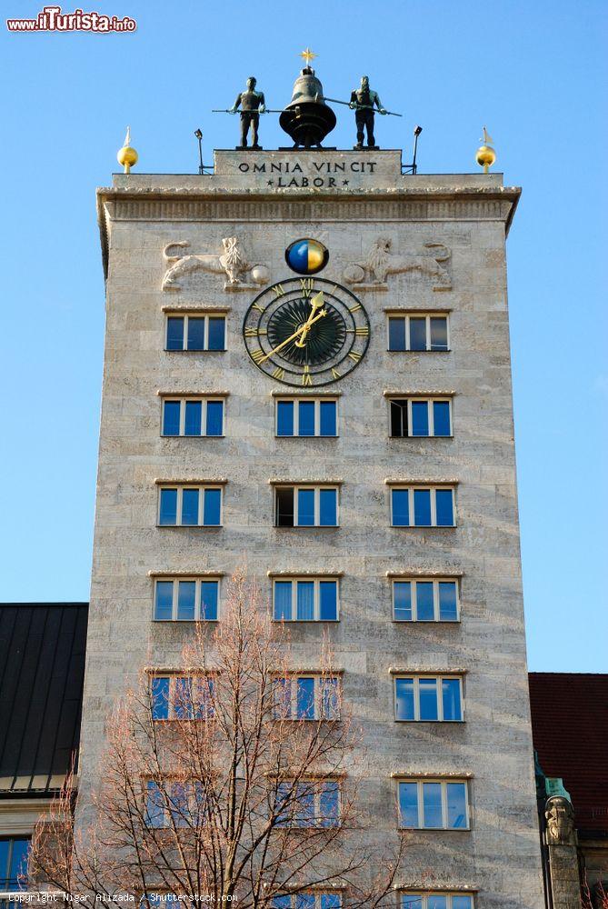 Immagine Krochhochhaus con la scritta "Il Lavoro conquista tutti" a Lipsia, Germania. Questo edificio multipiano inaugurato nel 1927 è sormontato da un orologio e da due statue di bronzo - © Nigar Alizada / Shutterstock.com
