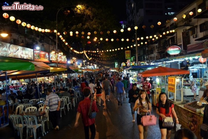 Immagine Kuala Lumpur, Jalan Alor: è la via per eccellenza del cibo di strada, dove i passanti (turisti e locali) possono scegliere il ristorante o la bancarella che più li ispira e sedersi a un tavolino per godersi la calda serata nella capitale malese.