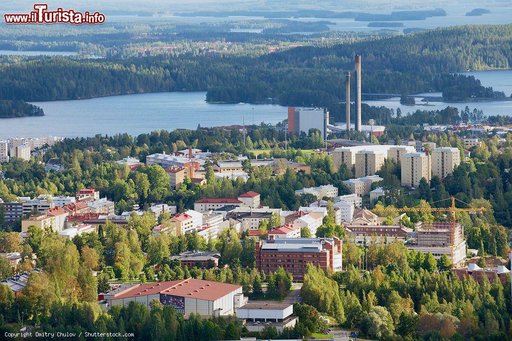 Immagine Kuopio vista dalla torre di Puijo, Finlandia. Dalla sommità di questa torre, su cui si trova anche un ristorante girevole, si può ammirare un paesaggio mozzafiato con laghi e vegetazione - © Dmitry Chulov / Shutterstock.com