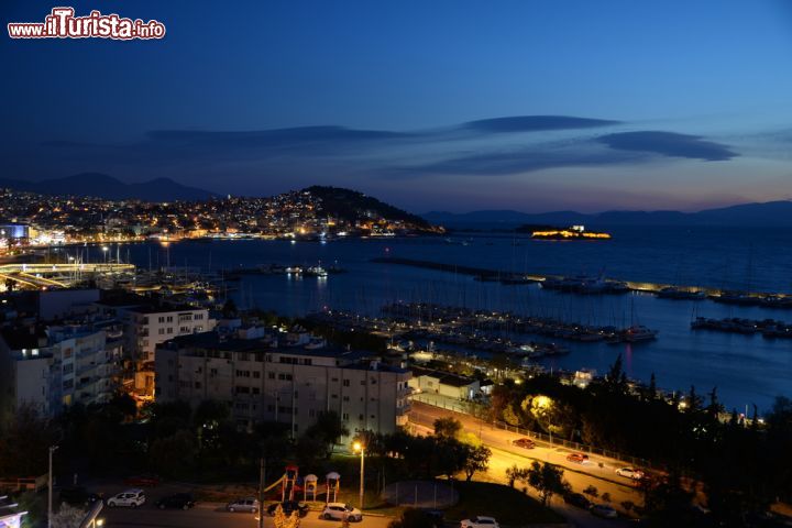 Immagine Kusadasi di notte, Turchia - La baia dell'Egeo che ospita Kusadasi ammirata e  fotografata di notte è ancora più suggestiva. L'offerta di ristoranti, caffè, luoghi di svago e divertimento è fra le più ampie della Turchia © Volker Rauch / Shutterstock.com