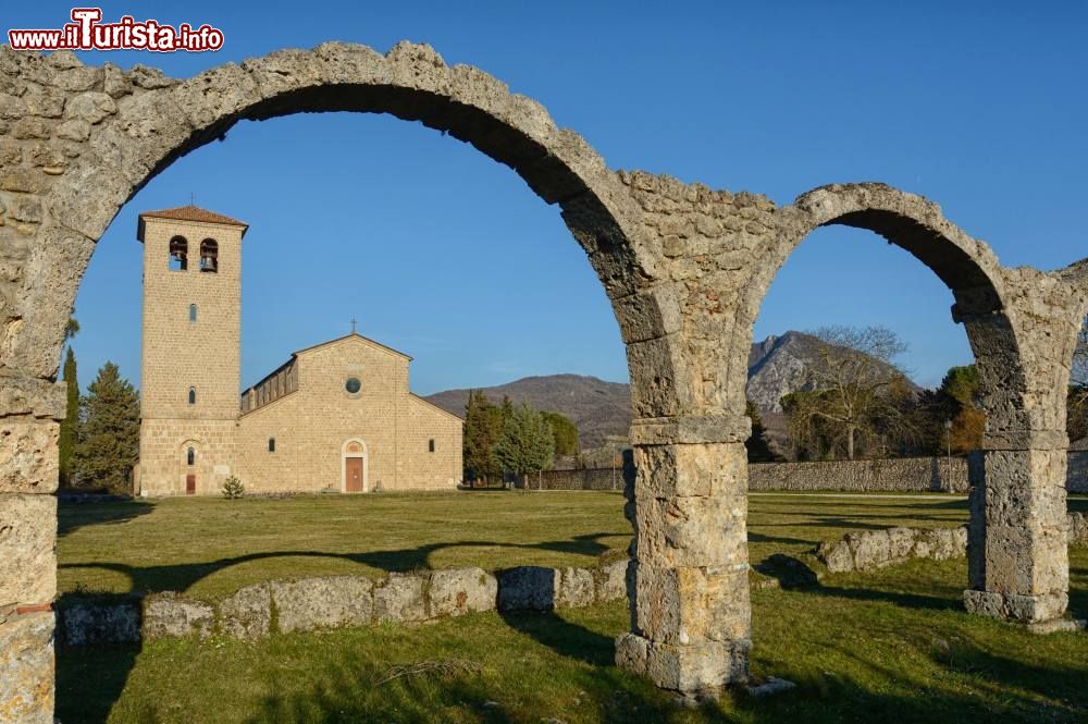 Immagine L'abbazia di San Vincenzo a Rocchetta a Volturno, tra le montagne del Molise