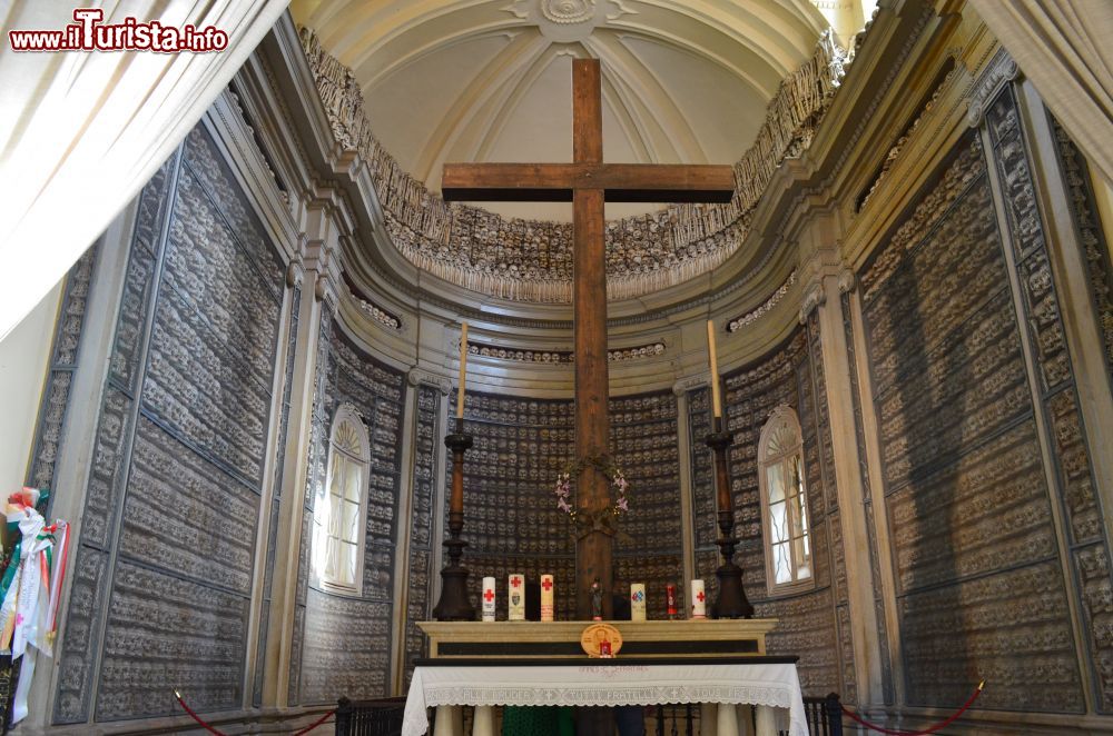 Immagine L'abside della Chiesa di San Pietro in Vincoli con i teschi esposti della battaglia di Solferino