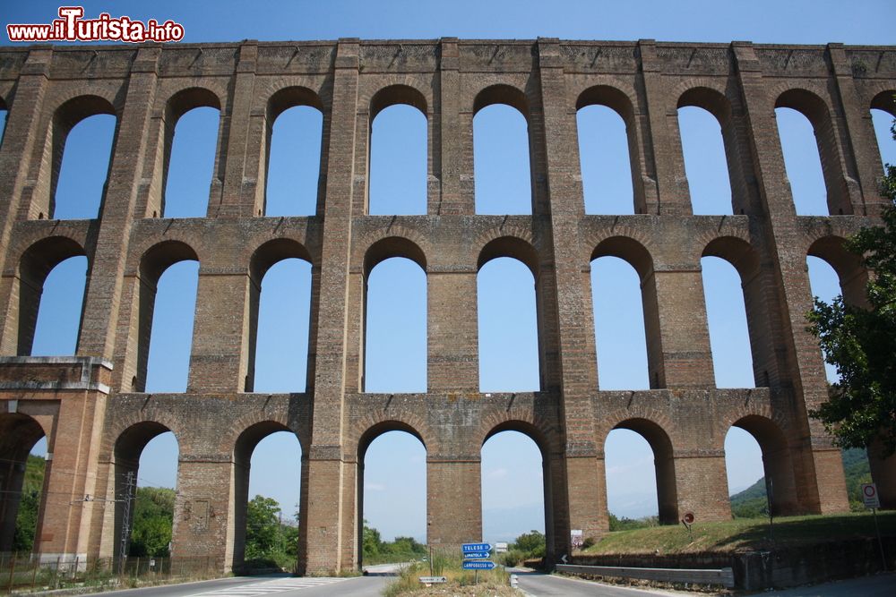 Immagine L'acquedotto Carolino voluto dal Vanvitelli per alimentare le fontane della Reggia di Caserta, Campania.
