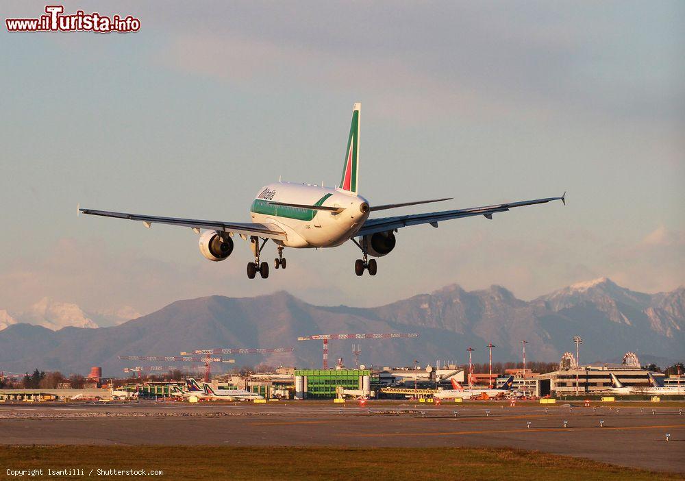 Immagine L'aeroporto di Linate si trova nel territorio di Peschiera Borromeo a Milano - © lsantilli / Shutterstock.com