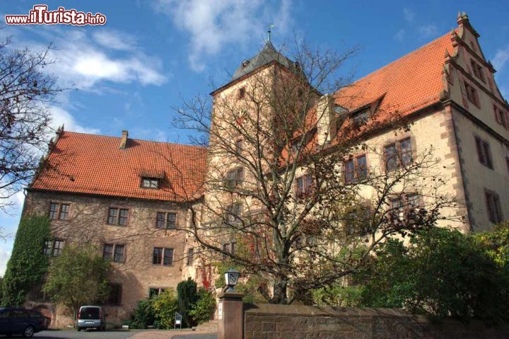 Immagine L'ala ovest del complesso dello Schlitz Vorderburg, Germania - Dal 1181 la parte inferiore della torre venne utilizzata come residenza da una ricca famiglia dell'epoca. Il tempo sembra quasi essersi fermato per questa importante costruzione che oggi ospita il museo del castello di Schlitz