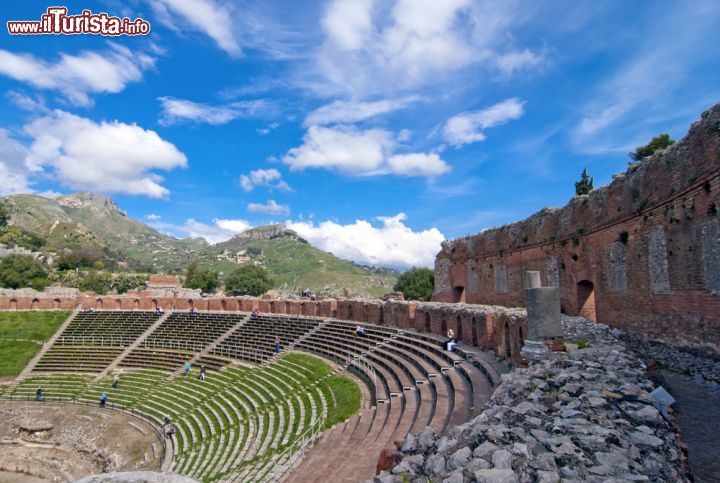 Immagine L'anfiteatro di Taormina in primavera. Secondo teatro più grande della Sicilia dopo Siracusa, quello di Taormina è anche il più conosciuto e ammirato al mondo. Di grande suggestione è la vista che si ha da qui sul golfo di Schisò e sull'Etna con il suo pennacchio imbiancato per buona parte dell'anno.