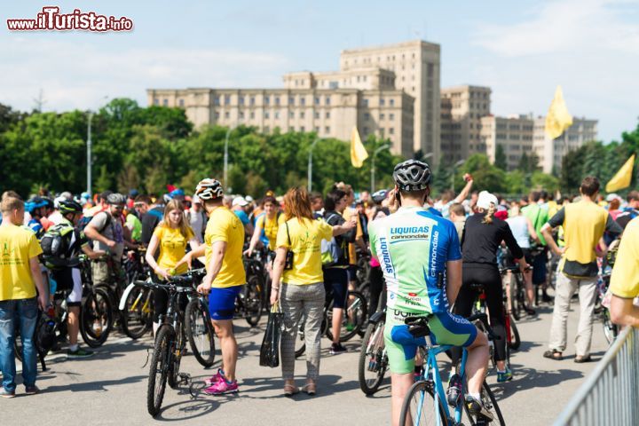 Immagine L'annuale festival dei ciclisti a Kharkiv, Ucraina. Il tradizionale ritrovo degli appassionati di bici che si danno appuntamento nella cittadina ucraina per attraversarne le strade del centro - © In Green / Shutterstock.com