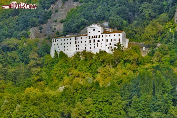 Immagine L'antica Abbazia di San Michele a Monticchio laghi in Basilicata - © Edmondo Ciccolella / Shutterstock.com