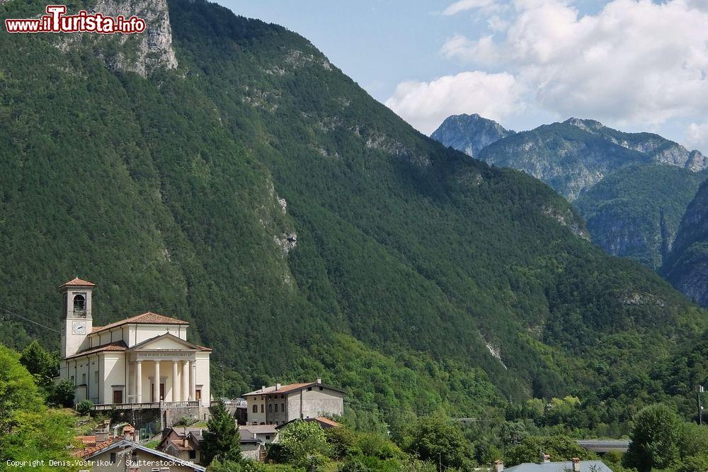 Immagine L'antica Chiesa di San Bartolomeo a Chiusaforte in Friuli Venezia GIulia - © Denis.Vostrikov / Shutterstock.com