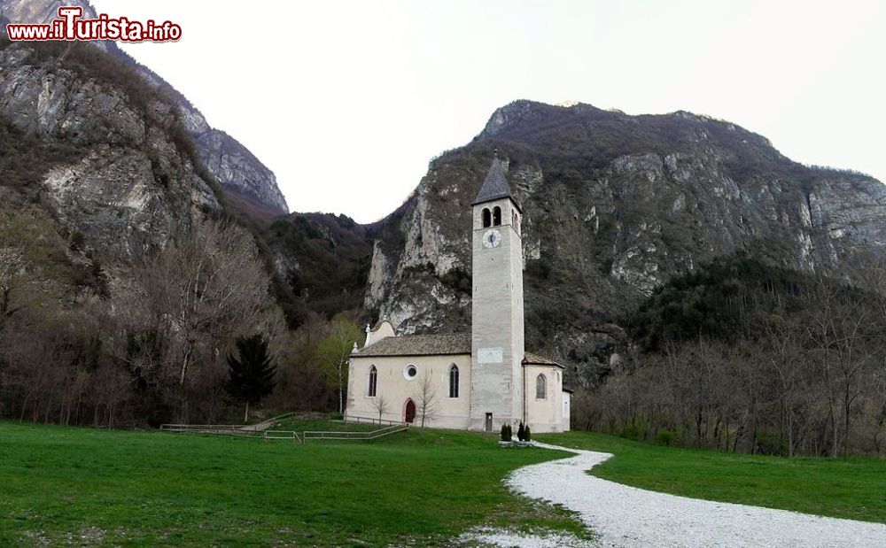 Immagine L'antica chiesa tra le montagne di Zambana in Trentino  - © Llorenzi, CC BY-SA 3.0, Wikipedia