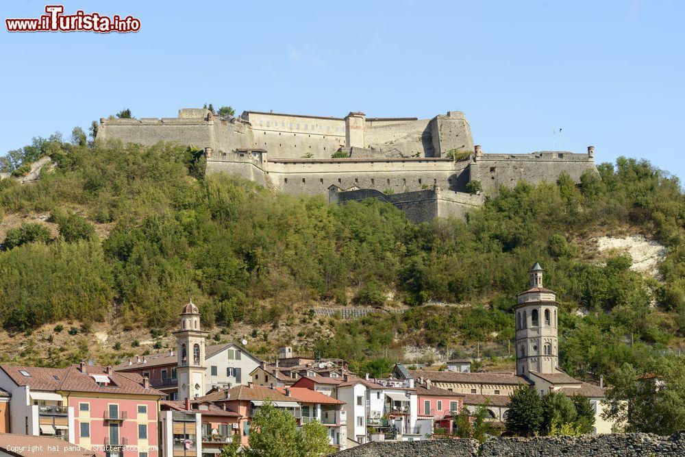 Immagine L'antico castello di Gavi e uno scorcio del centro di Gavi, villaggio famoso per il suo vino in Piemonte - © hal pand / Shutterstock.com