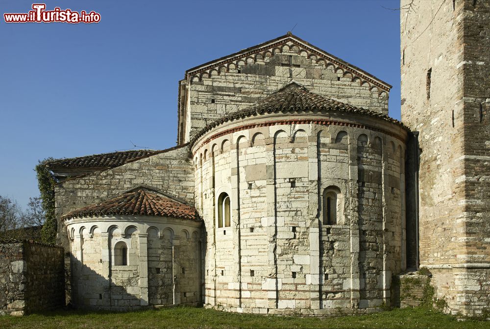 Immagine L'architettura romanica della chiesa di San Pancrazio, monumento del 12° secolo a Montichiari (Lombardia).