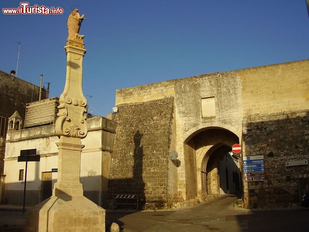 Immagine L'Arco di Porta Terra nel borgo pugliese di Scorrano - ©  Lupiae, CC BY-SA 3.0, Wikipedia