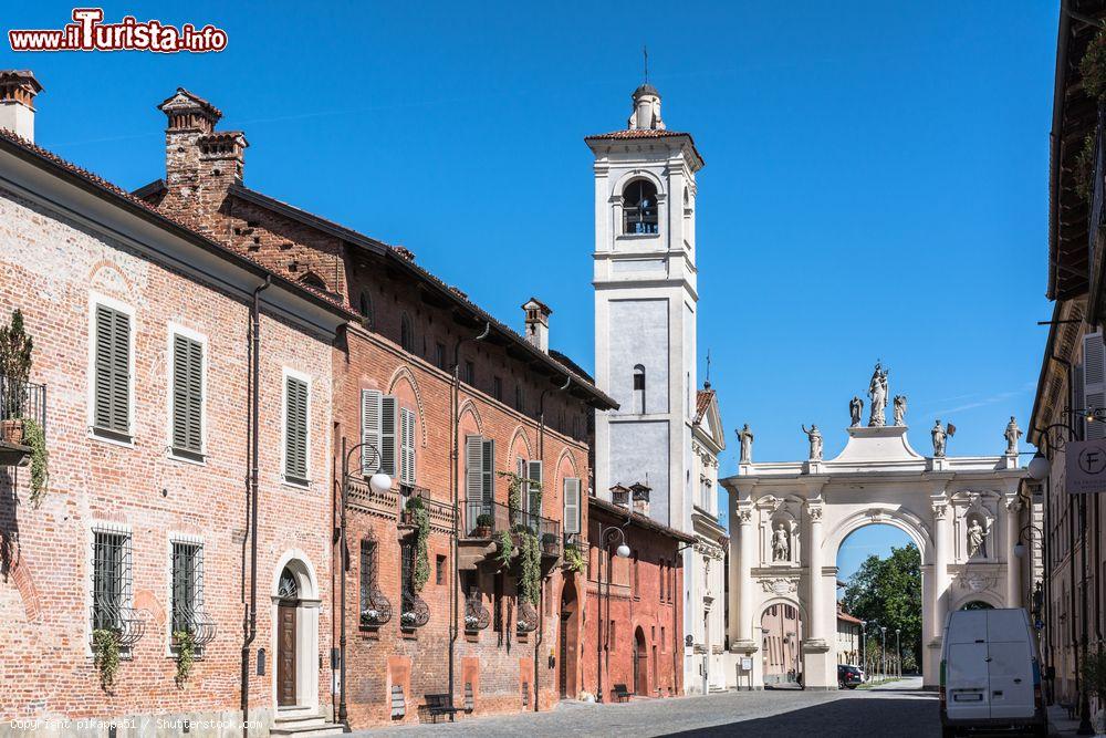 Immagine L'Arco di Trionfo a Cherasco, alla sua sinistra la chiesa di Sant'Agostino. - © pikappa51 / Shutterstock.com